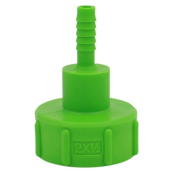 Adapter - Geeignet für: Verbindungen, Kunststoff - Nahaufnahme eines grünen 2x1/2-Zoll-Schlauchendstücks aus Kunststoff, das auf einem weißen Hintergrund isoliert ist.
