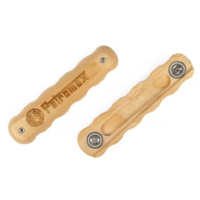 Petromax Haltegriff - L x B x H: 16 x 3,9 x 1,4 cm, Holz - Zwei Ansichten eines wellenförmigen hellen Holzgriffs mit eingraviertem Petromax-Logo und Metallbefestigungen.