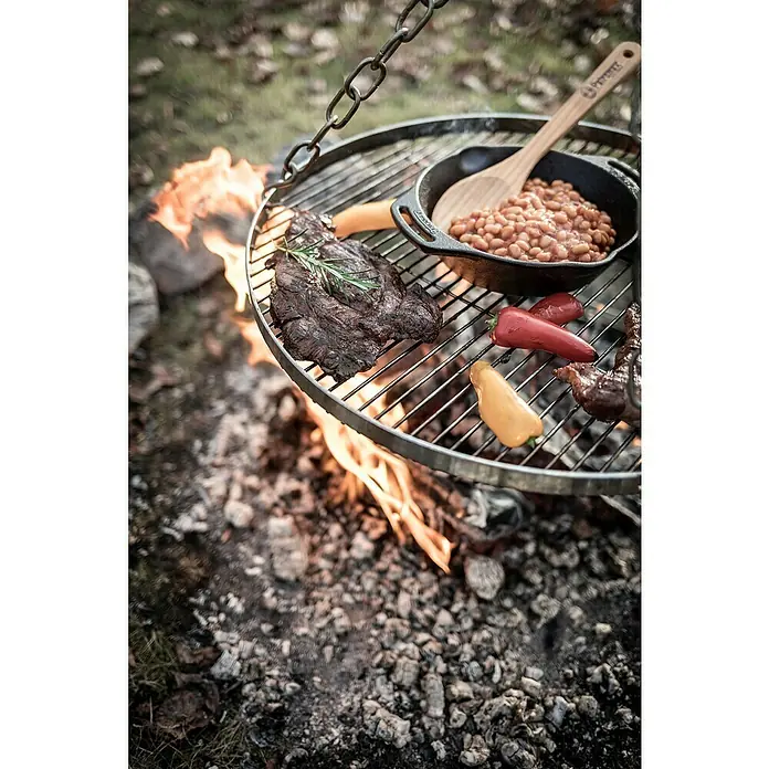 Petromax Grillrost Dreibeinständer - Durchmesser: 50 cm, Stahl - Grill mit Steak, Bohnen und Gemüse über offenem Feuer. Rustikales Kocherlebnis im Freien mit hochwertiger Grillplatte für köstliche Mahlzeiten.