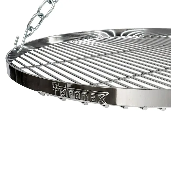 Petromax Grillrost Dreibeinständer - Durchmesser: 50 cm, Stahl - Nahaufnahme eines Petromax Grillrosts mit Kette. Ideal für Outdoor-Kochabenteuer und Lagerfeuerküche.