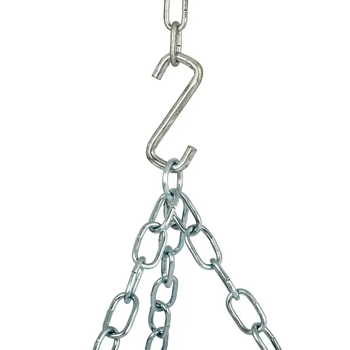 Petromax Grillrost Dreibeinständer - Durchmesser: 50 cm, Stahl - Nahaufnahme einer glänzenden Metallkette mit einem Haken, die an einem weißen Hintergrund hängt. Ideal für Boxsäcke oder Hängesessel.