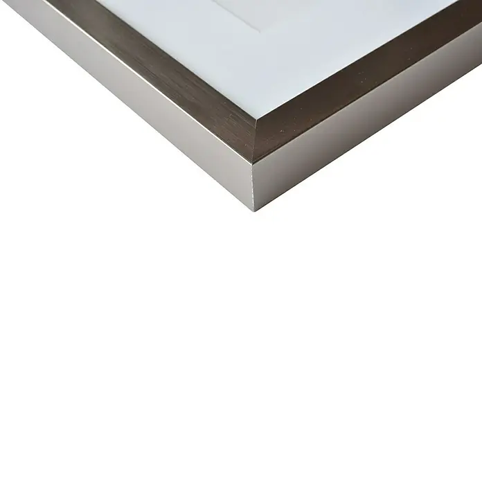 Nielsen Holzrahmen Apollo - 50 x 60 cm, Alt-Silber - Nahaufnahme eines silbernen Bilderrahmenprofils mit weißem Passepartout, das eine elegante und moderne Note vermittelt.