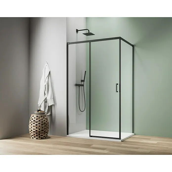 Camargue Roma Mix & Match Beschlag-Set - Schwarz, Seitenteil - Ein modernes Badezimmer mit einer eleganten, rechteckigen Duschkabine mit schwarzem Rahmen und einer passenden Regendusche.
