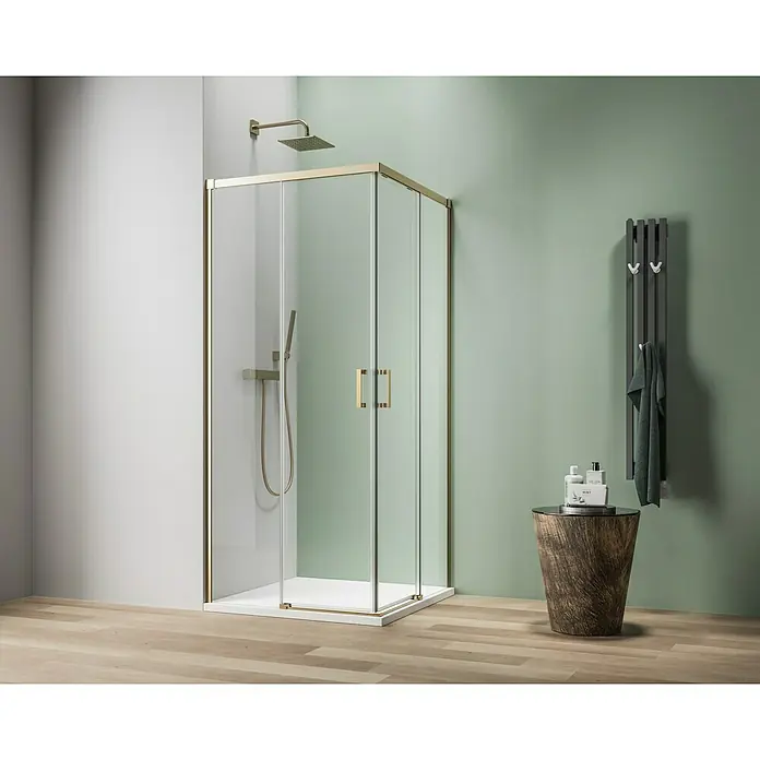 Camargue Roma Mix & Match Beschlag-Set - Brushed Gold, Duschtür - Helle Badezimmeransicht mit moderner Duschkabine mit goldenen Beschlägen, die eine elegante und stilvolle Atmosphäre schafft.