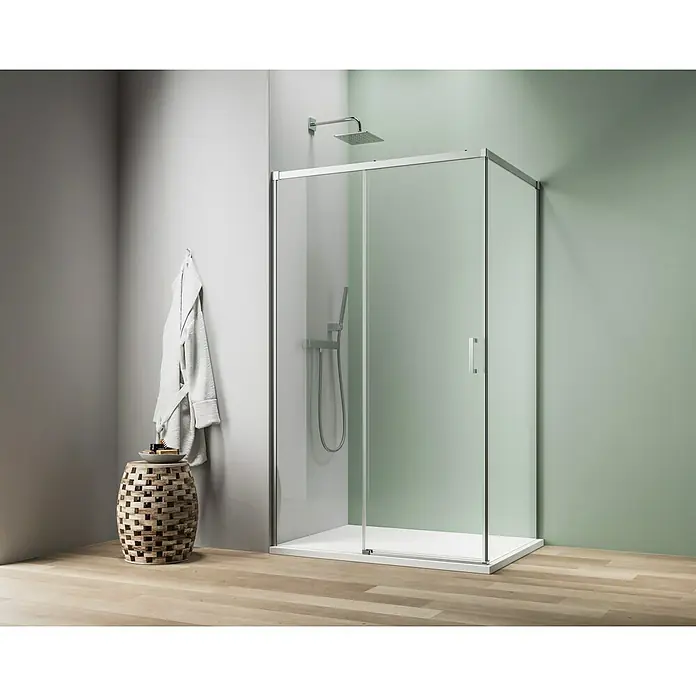 Camargue Roma Mix & Match Beschlag-Set - Silberglanz, Seitenteil - Eine moderne Duschkabine mit Schiebetür aus Klarglas und silbernen Beschlägen, die ein stilvolles Badezimmerambiente schafft.
