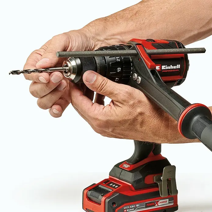Einhell Professional PXC 18V Taladro atornillador percutor de batería TP-CD 18/120 Li-i BL - Solo - 18 V, Sin batería, 120 Nm - Taladro inalámbrico Einhell al insertar una broca. Herramienta potente para artesanos y aficionados al bricolaje para taladrar con precisión.