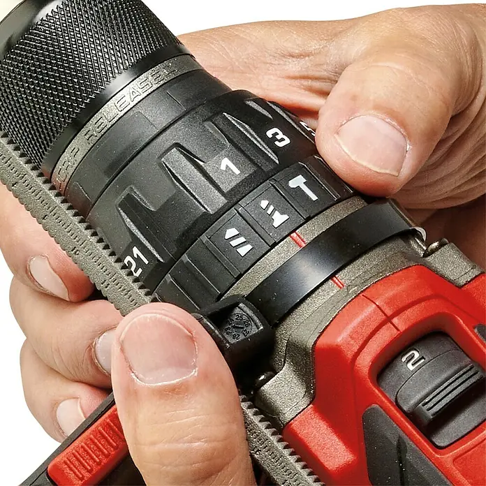 Einhell Professional PXC 18V Taladro atornillador percutor de batería TP-CD 18/120 Li-i BL - Solo - 18 V, Sin batería, 120 Nm - Un primer plano de un taladro inalámbrico en una mano, que se está ajustando a un ajuste de par específico.