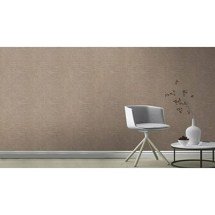 Rasch Mandalay Vliestapete Kroko - Kupferglanz, Tieroptik, 10,05 x 0,53 m - Elegante Wandgestaltung mit brauner Krokodilmuster-Tapete, ergänzt durch einen stilvollen Stuhl und Beistelltisch.