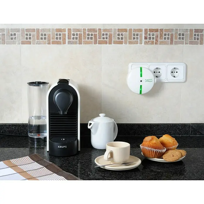 Luftreiniger Puripod - 4,5 W, Weiß, 8,5 x 11,4 x 10,7 cm - Eine Küchenszene mit einer Kaffeemaschine von Krups, Geschirr und einem Puripod-Lufterfrischer an der Wand.