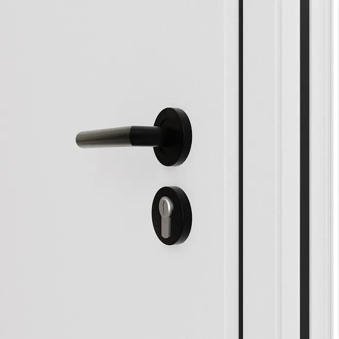 FM Türen Haustür AS68-25 - 110 x 210 cm, DIN Anschlag: Links, Weiß - Nahaufnahme einer weißen Tür mit einem modernen schwarzen Türgriff und Schloss. Elegantes Design für ein stilvolles Zuhause.