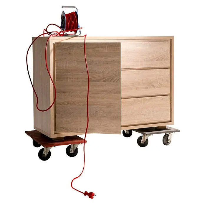 Phönix Kommode Vancouver - L x B x H: 45 x 116 x 84 cm, Eiche, Anzahl Schubladen: 3 Stk. - Kommode aus hellem Holz auf Rollen mit rotem Verlängerungskabel, ideal für flexible Raumgestaltung.
