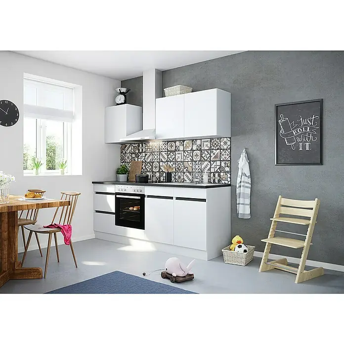 Optifit Singleküche Luca - Breite: 210 cm, Weiß, Farbe Dunstabzugshaube: Silber - Helle Küche mit weißen Möbeln, Holzstühlen und einem Esstisch, ideal für Familien, die Wert auf Stil und Funktionalität legen.