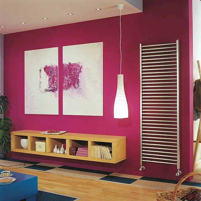 Erfurt Vliestapete Variovlies Flat Classic - Weiß, Uni, 25 x 0,75 m - Modernes Badezimmer-Interieur mit einem eleganten Handtuchwärmer, der Funktionalität und Stil vereint. Die Heizung ist eine schöne Ergänzung.