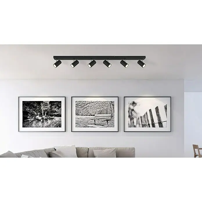 Globo Robby Regleta Robby - 35 W, L x An x Al: 115 x 6 x 12 cm, Negro, Negro, GU10 - Elegante lámpara de techo negra con seis focos ajustables que ilumina un salón con arte en blanco y negro.