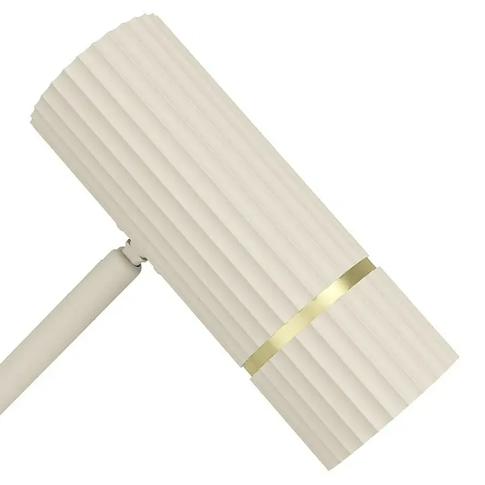 Eglo Caminia LED-Tischleuchte - 5 W, L x B x H: 21 x 17 x 48,5 cm, G10q - Nahaufnahme einer eleganten, cremefarbenen Wandleuchte mit geriffelter Oberfläche und goldenem Akzentband.