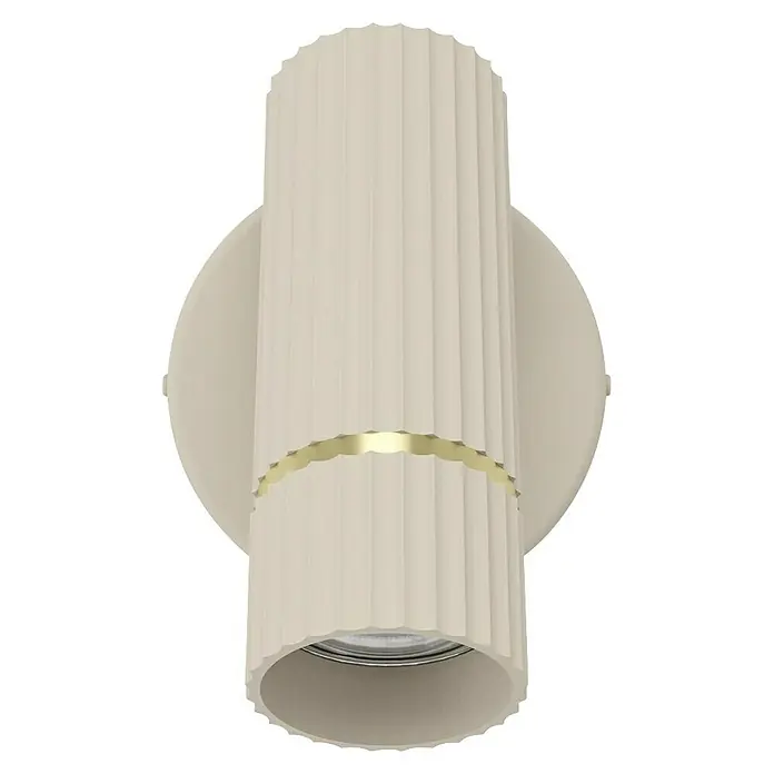 Eglo Caminia Aplique de pared LED - 5 W, Arena/Oro - Primer plano de una elegante lámpara de pared color crema con diseño acanalado y banda de acento dorada, creando un ambiente elegante.