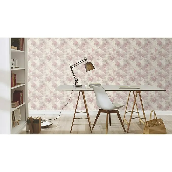 Rasch Hyde Park Vliestapete - Rosa/Grau, Grafisch, 10,05 x 0,53 m - Ein stilvolles Heimbüro mit einem Schreibtisch, einer Lampe und einem Bücherregal, hervorgehoben durch eine dekorative Tapete.