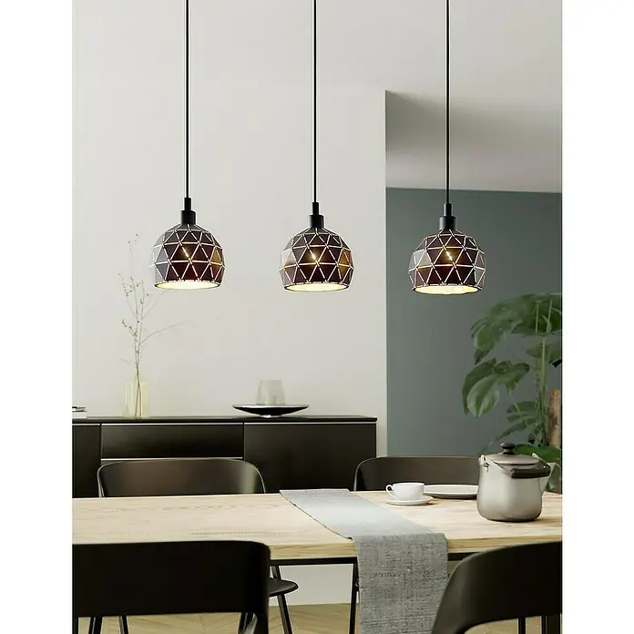 Eglo Roccaforte Lámpara colgante redonda - 120 W, L x An x Al: 75 x 17 x 110 cm, Negro, E14 - Esta imagen muestra tres elegantes lámparas colgantes geométricas sobre una mesa de comedor, creando un ambiente moderno.
