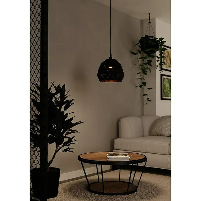 Eglo Roccaforte Lámpara colgante redonda - 60 W, Ø x Al: 30 x 110 cm, Negro, E27 - Vista moderna de la sala de estar con una elegante lámpara colgante negra sobre una mesa redonda y una planta.