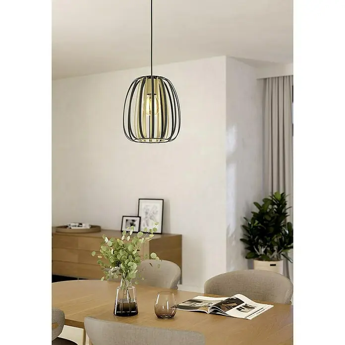 Eglo Encinitos Pendelleuchte rund ENCINITOS - 40 W, Ø x H: 25,5 x 110 cm, Schwarz/Gold, E27 - Eine moderne Hängelampe mit einem filigranen, schwarz-goldenen Lampenschirm, die elegant über einem Esstisch in einem stilvollen Interieur hängt.