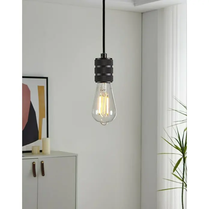 Eglo connect.z Smart-LED-Lampe - E27, Dimmbar, Neutralweiß, 806 lm - Nahaufnahme einer Pendelleuchte mit einer klaren Glühbirne und einer schwarzen Fassung, die ein modernes Designelement für jeden Raum darstellt.