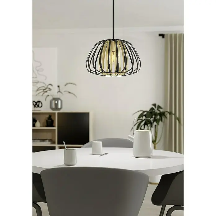 Eglo Encinitos Lámpara colgante redonda - 40 W, Ø x Al: 375 x 110 cm, Negro/Oro, E27 - Primer plano de una lámpara colgante moderna sobre una mesa de comedor, que proyecta una luz cálida y acogedora en la habitación.