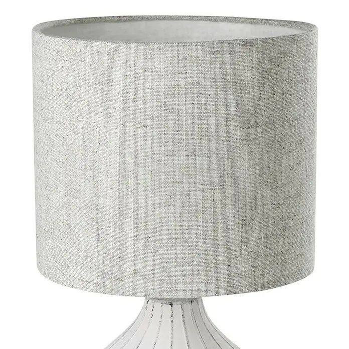 Lámpara de sobremesa redonda Bellariva 3 - 40 W, Ø x Al: 30 x 36 cm, Blanco, E27 - Primer plano de una lámpara de mesa con pantalla de tela gris y base de lámpara blanca y decorativa.