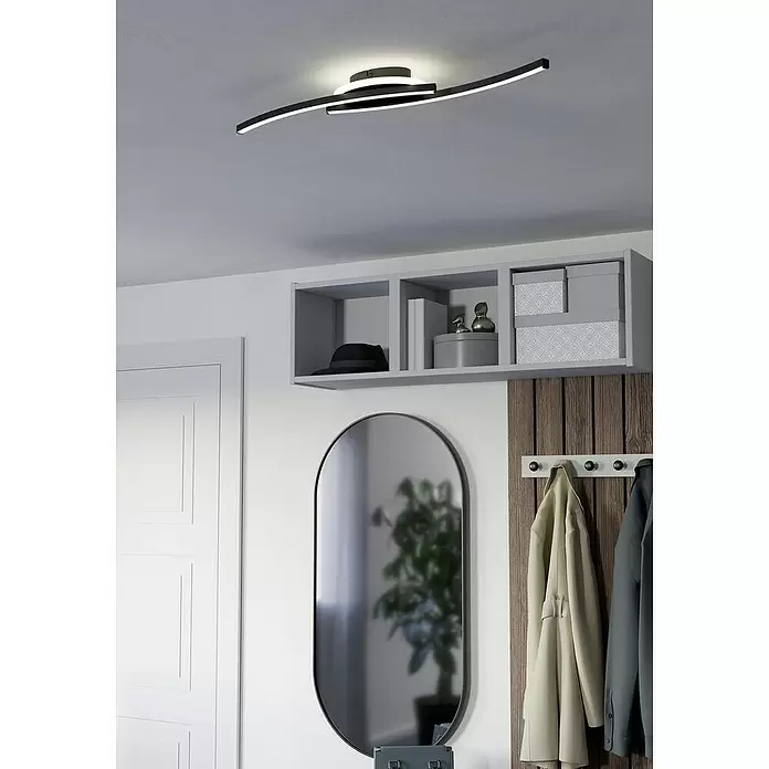 Eglo Plafón LED Lungolago - 12 W, L x An x Al: 74 x 14 x 6 cm, Negro, Blanco neutro - Plafón LED moderno negro con brazos curvos, iluminando un pasillo elegante.