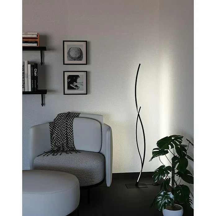 Eglo Grisolia Lámpara de pie LED - 20 W, Altura: 129 cm, Negro/Blanco, Blanco neutro - Una lámpara de pie moderna con un diseño curvo que proporciona iluminación elegante junto a un sillón y una planta de interior.