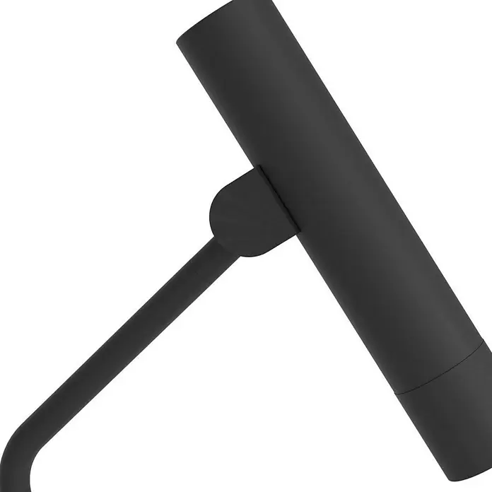 Lámpara de sobremesa LED Almudaina - 5 W, Altura: 49,5 cm, Negro, Blanco cálido - Primer plano de una moderna lámpara de escritorio negra con cabezal cilíndrico y diseño minimalista, sobre un fondo claro.