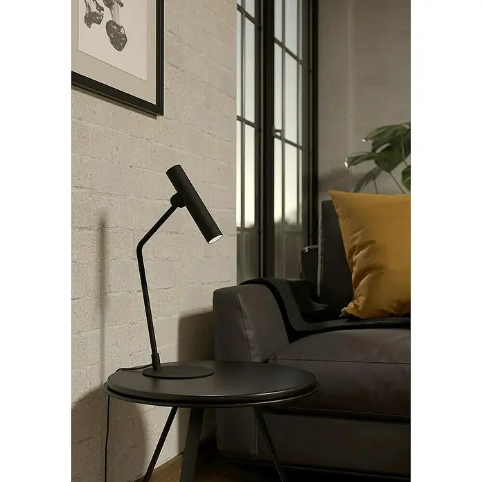Lámpara de sobremesa LED Almudaina - 5 W, Altura: 49,5 cm, Negro, Blanco cálido - Una moderna lámpara de mesa negra está sobre una mesa auxiliar, perfecta para rincones de lectura acogedores en la sala de estar.