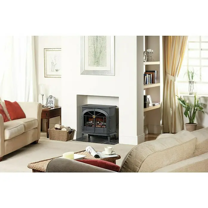 Dimplex Chimenea eléctrica Stockbridge - Negro, 1.000 W - 2.000 W, L x An x Al: 39 x 62 x 66 cm - Elegante salón con chimenea eléctrica negra en un marco blanco, creando un ambiente acogedor y atractivo en el espacio.