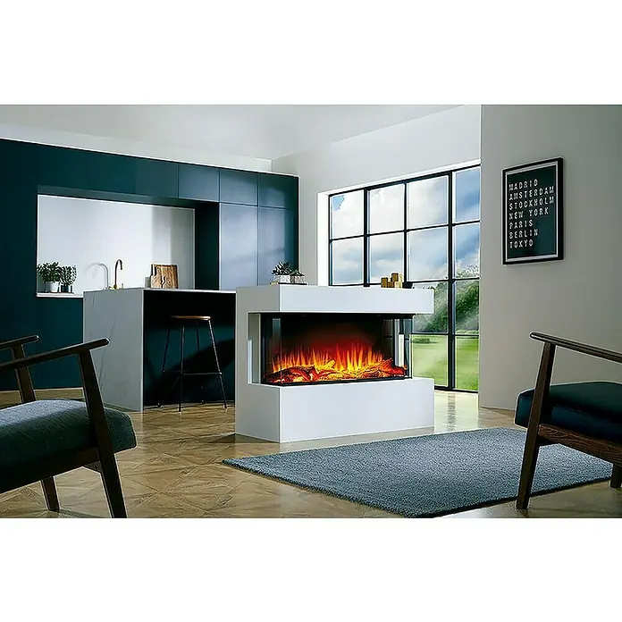 Charlton & Jenrick Chimenea eléctrica 4D I1000E - Blanco, 1.500 W, L x An x Al: 30,5 x 103,2 x 55,5 cm - Una sala de estar moderna que muestra una llamativa chimenea blanca con una vibrante exhibición de llamas como foco central.