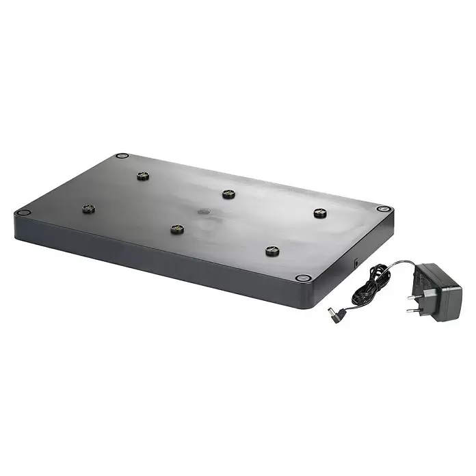 FHL easy Ladestation Super Charger - 6 Ladeplätze, L x B x H: 44,7 x 26,7 x 3,3 cm - Schwarze rechteckige Ladestation mit sechs Ladekontakten und passendem Netzteil.