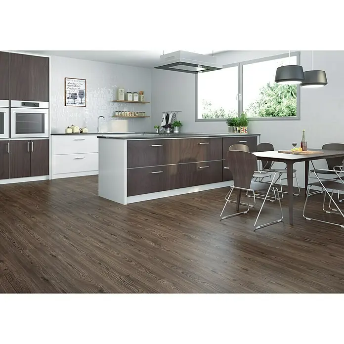 Perfil de juntas de dilatación Roble Sofya - 2,44 m x 48 mm x 10 mm, Pegado - Acogedora cocina con suelo de madera oscura. El suelo añade calidez y elegancia al espacio. Diseño de cocina moderna con pavimento elegante.