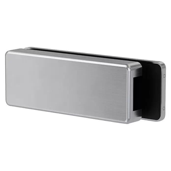 Diamond Doors Beschlag-Set Style Premium - Edelstahloptik matt, Passend für: Zweiflügelige Diamond Ganzglas-Drehtüren - Rechteckige Glasklemme aus gebürstetem Silber mit Schlitz für Glas, leicht schräg von vorne gesehen.