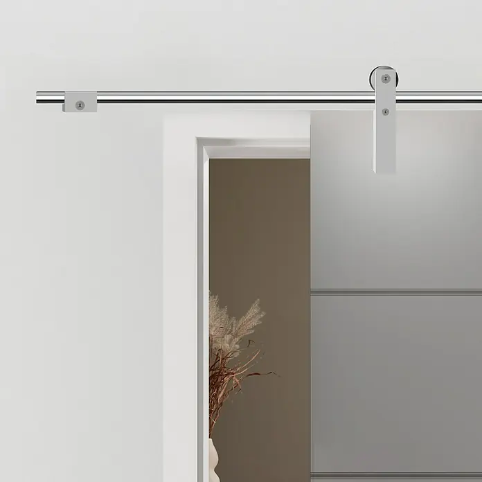 Diamond Doors Distanzscheiben-Set Tender Pure - Passend für: Diamond Doors Glasschiebetür-Beschlag Tender Pure - Nahaufnahme einer modernen Glasschiebetür mit silberner Metallschiene und Beschlägen, die Eleganz und Funktionalität vereint.