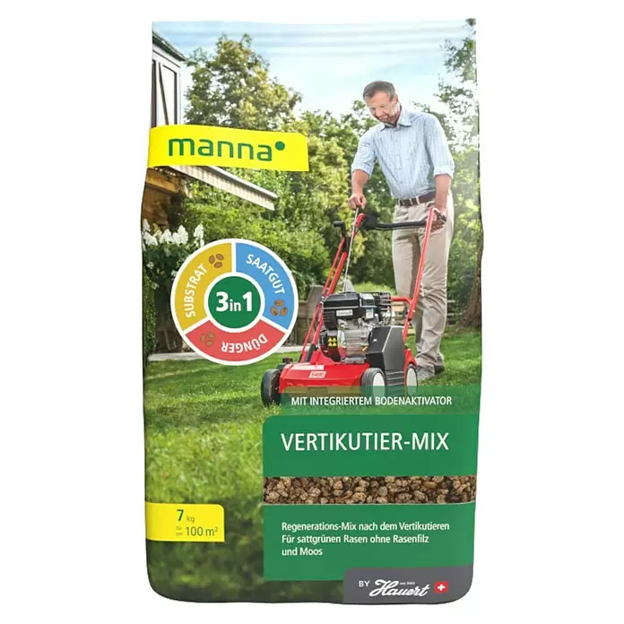 Manna Vertikutier-Mix - 7 kg, Max. Anwendungsfläche: 100 m² - Grün-gelber Manna Vertikutier-Mix Beutel für Rasenregeneration (7kg), mit Mann beim Vertikutieren eines Rasens im Hintergrund.