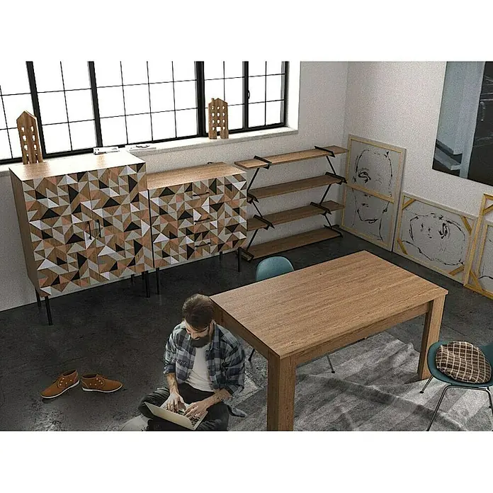Phönix Spectral Highboard - L x B x H: 45 x 100 x 130 cm, Holzfarben - Einladender Raum mit einem markanten Sideboard mit geometrischem Design, ergänzt durch einen Holztisch und eine passende Regalwand.