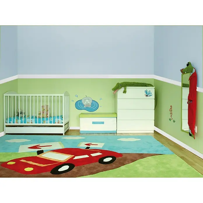 Wandleiste CW 12 - 200 cm x 8 mm x 6 cm, Weiß - Kinderzimmer mit einem Teppich mit einem roten Auto, einem Kinderbett und einer Kommode mit einem grünen Krokodil darauf.