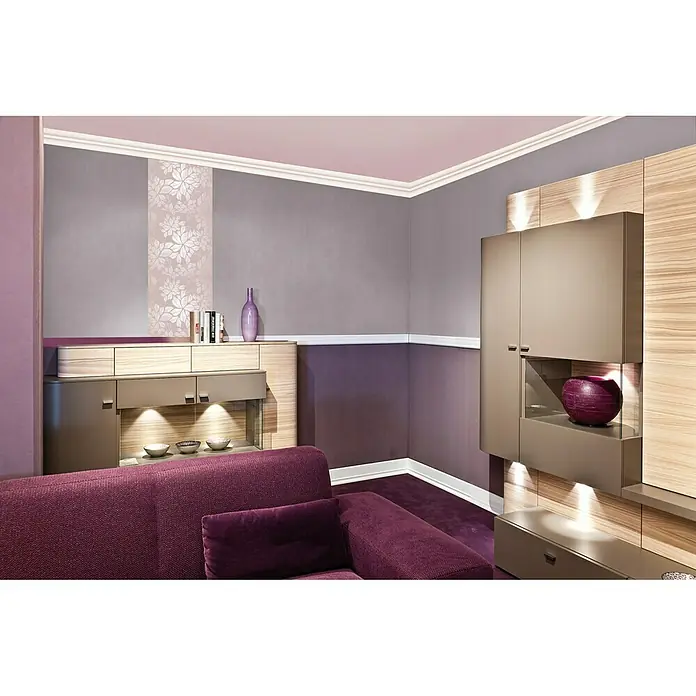Zierprofil Modern E 6 - 200 cm x 40 mm x 5 cm, XPS-Hartschaumplatten - Stilvolles Wohnzimmer-Interieur mit modernen Möbeln in Braun- und Lilatönen und einem bequemen, lilafarbenen Sofa.