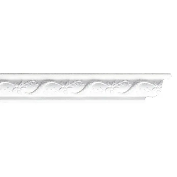 Zierprofil Prestige Fleur-F - 2 m x 3 cm x 3 cm, Expandiertes Polystyrol (EPS) - Nahaufnahme einer eleganten weißen Zierleiste mit floralen Mustern, die architektonische Details hervorhebt.