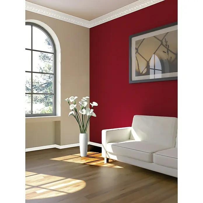 Zierprofil Prestige Olga-F - 2 m x 80 mm x 8 cm, Expandiertes Polystyrol (EPS) - Zimmeransicht mit weißem Sofa, Blumen in Vase und Bild an der Wand. Helles Holzparkett und große Fenster sorgen für ein freundliches Ambiente.