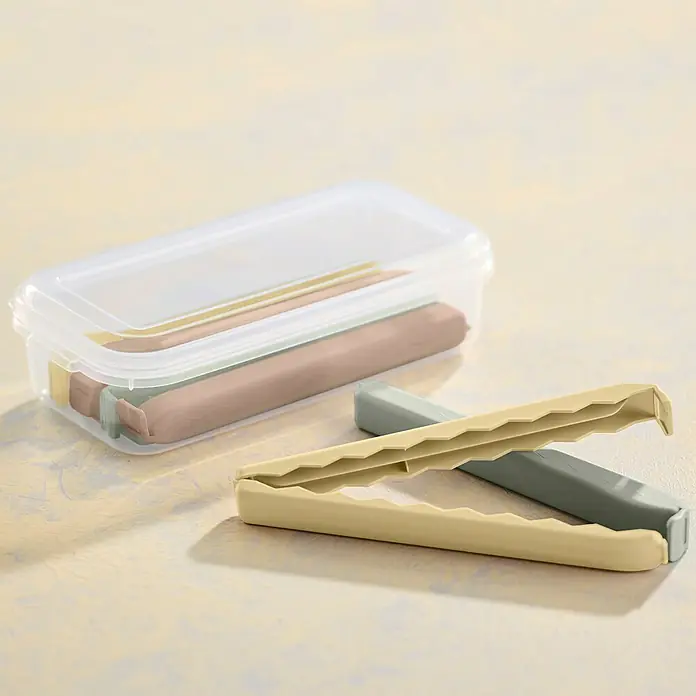 Juego de pinzas para bolsas XL - 6 ud. - Juego de pinzas para alimentos con recipiente. Este juego incluye pinzas prácticas para sellar paquetes de alimentos y un recipiente a juego.