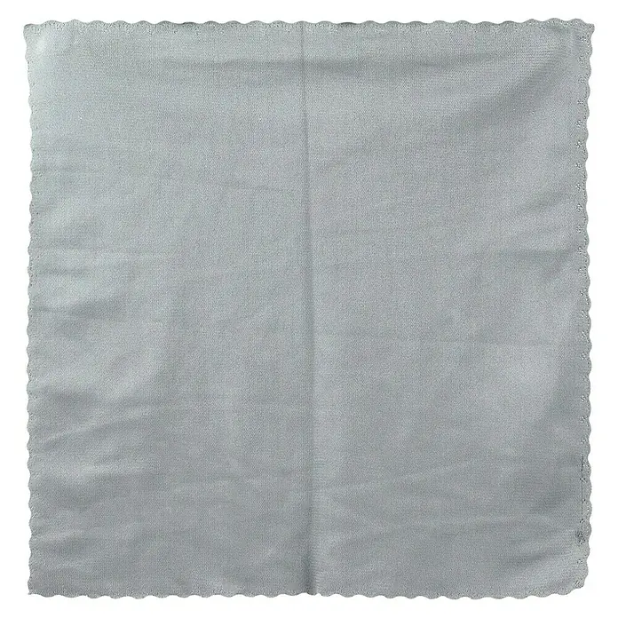 Bayeta de microfibra - 2 ud., Microfibra, 30 x 30 cm - Primer plano de un paño de limpieza gris con borde festoneado sobre un fondo negro, ideal para pulir superficies delicadas.