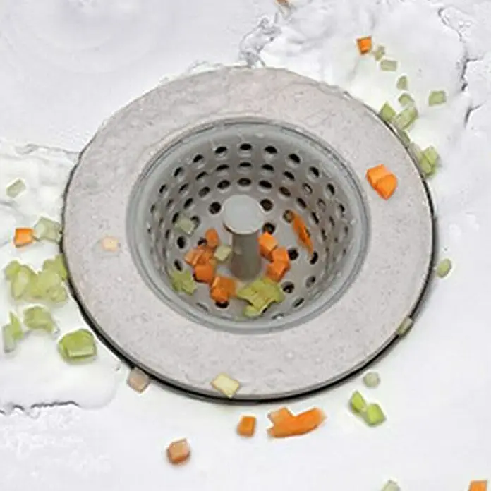 Cestilla para válvula de fregadero - Diámetro: 6 cm, Silicona - Un colador de fregadero de cocina con restos de verduras. El colador atrapa partículas de alimentos, evitando obstrucciones.