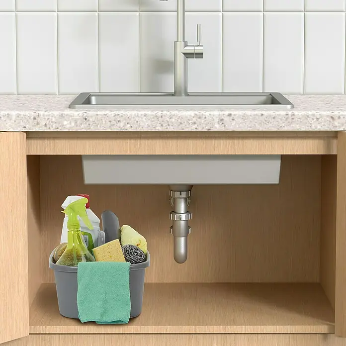 Organizador con asa - Gris - Un cubo de limpieza gris debajo de un fregadero con productos de limpieza, esponjas y un paño verde.