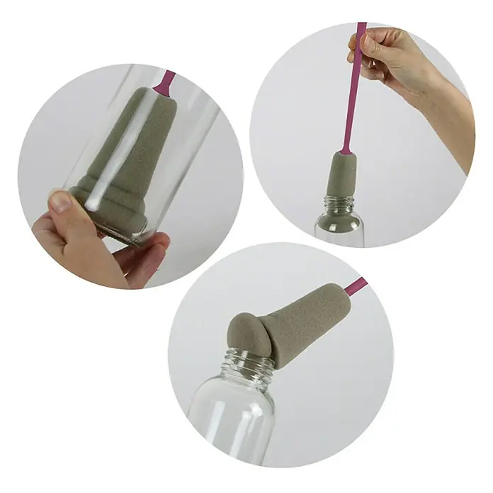 Esponja limpiadora de botellas - Ø x Al: 5,5 x 34,5 cm - Múltiples tomas de un cepillo para botellas con un cabezal de esponja gris y un mango morado limpiando botellas de vidrio.