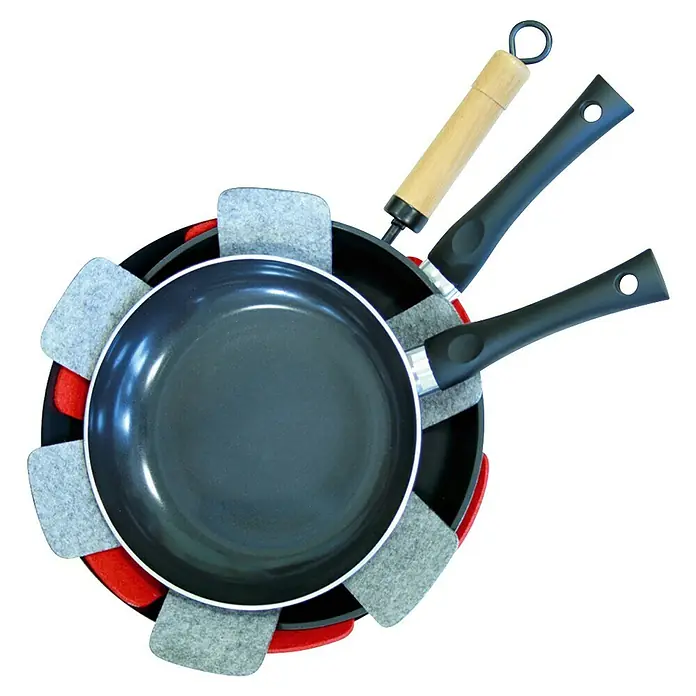Protector de fieltro para sartenes - Diámetro: 38 cm, Gris/Rojo/Negro - Sartenes apiladas con protectores grises entre cada sartén para evitar que se rayen.