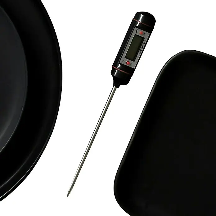 Termómetro de cocina digital - Ø x Al: 2 x 18 cm - Primer plano de un termómetro de cocina digital con sonda sobre un fondo oscuro, ideal para medir con precisión las temperaturas de cocción.